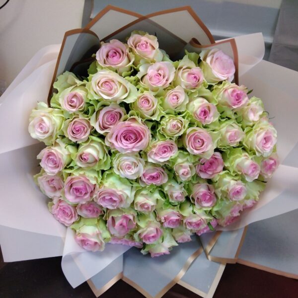 buket 101 ruža roze bele ruže dostava Beograd isporuka na adresu luksuzni buket