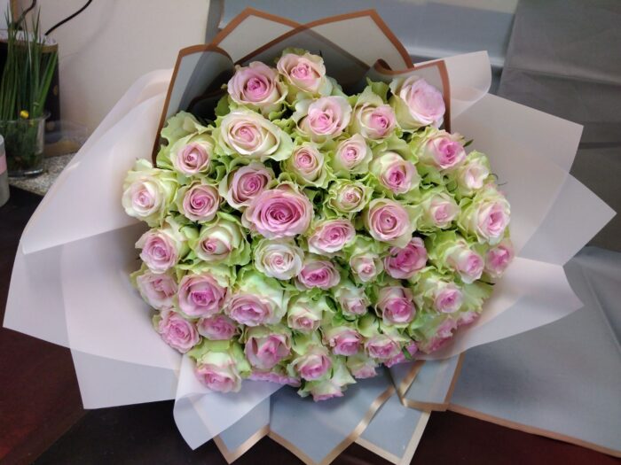 buket 101 ruža roze bele ruže dostava Beograd isporuka na adresu luksuzni buket