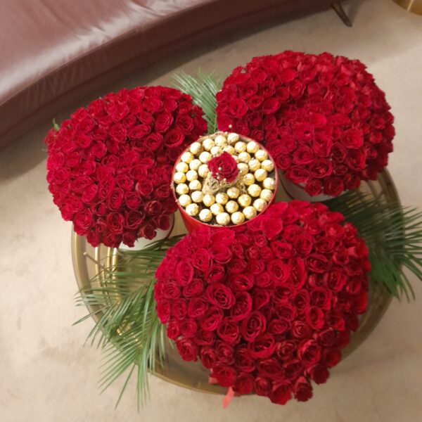 301 ruža sa ferrero čokoladama dostava Srbija luksuzni aranžman ruža i čokolada