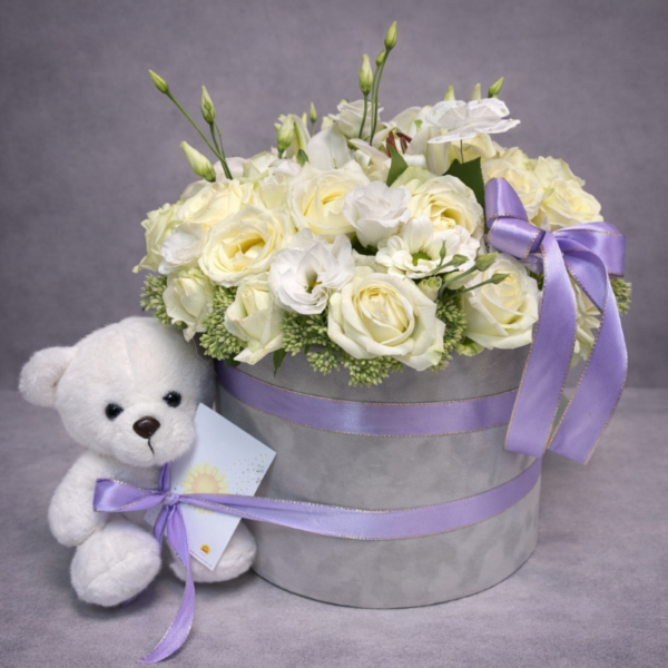 Aranžman bele ruže i lijantus – poklon za rođenje bebe