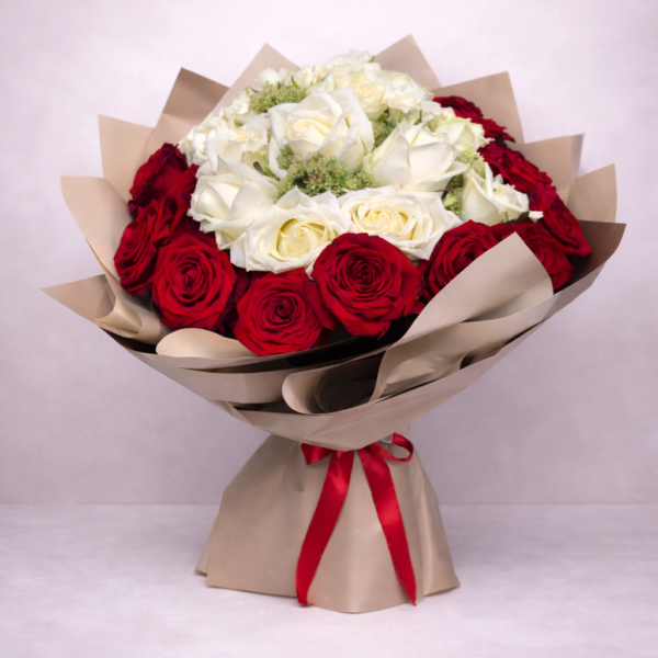 buket od 35 crvenih i belih ruža elegantno upakovan