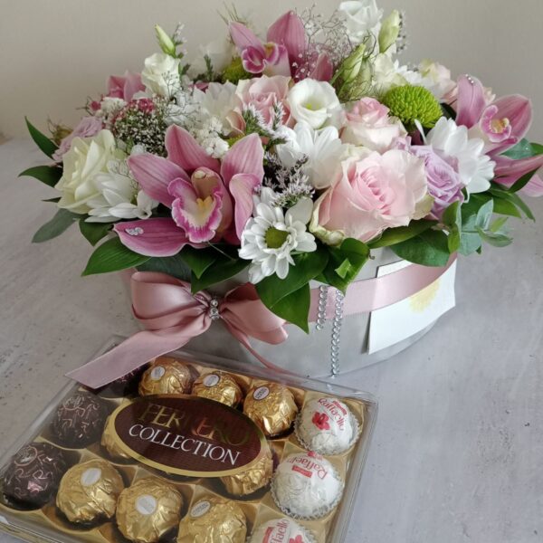 cvetni aranžman u boksu sa Ferrero čokoladama poklon