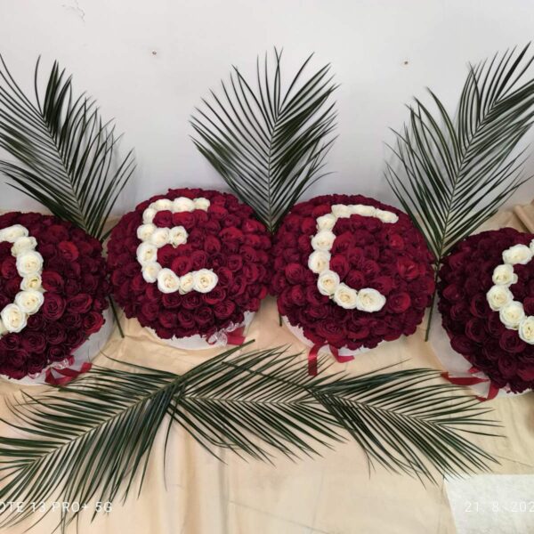 401 ruža sa ispisanim imenom aranžman dostava Srbija crvene i bele ruže