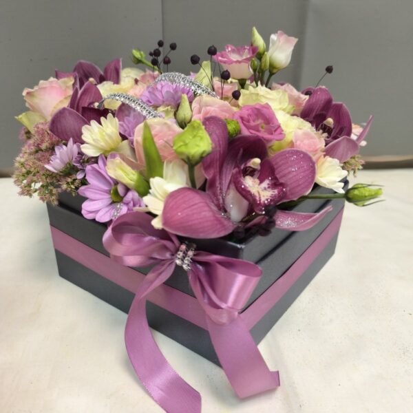 cvetni aranžman u kutiji sa orhidejom i ružama