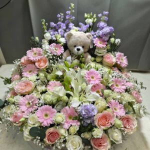 Veliki aranžman prepun cveća sa plišanim medom - Dostava cveća Beograd. Aranžman br. 301