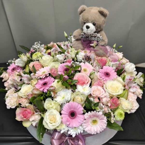 rođendanski aranžman sa plišanim medom i roze belim cvećem u boksu