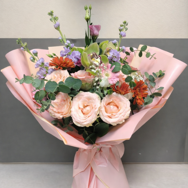 pastelni buket sa ružama, orhidejama i dekorativnim cvećem u elegantnom pakovanju