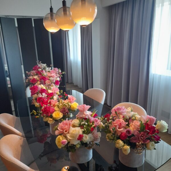 cvetna dekoracija Crown Plaza Beograd aranžmani za sto roze bele ruže hotel