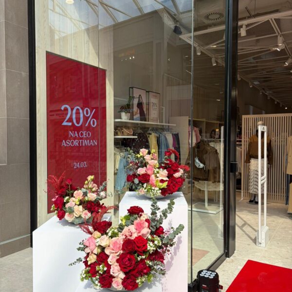 dekoracija otvaranja radnje Lindex Galerija Beograd cvetni aranžmani crvene i roze ruže
