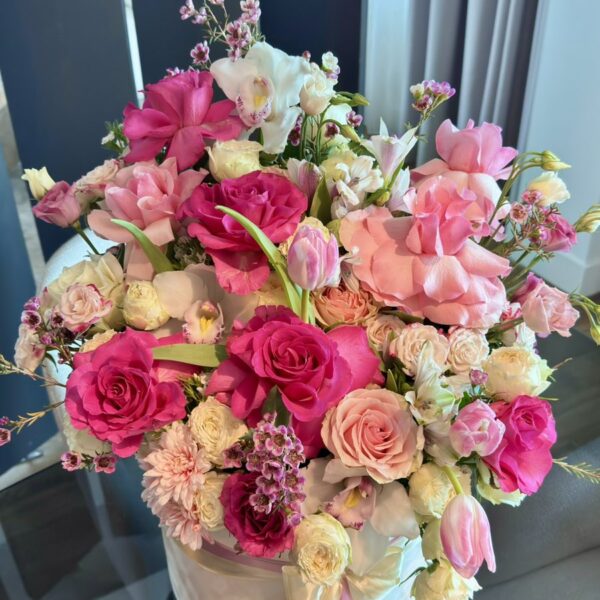 cveće u kutiji Beograd luksuzni cvetni aranžman ruže i orhideje