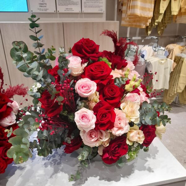 aranžman od crvenih i roze ruža sa eukaliptusom u elegantnoj posudi