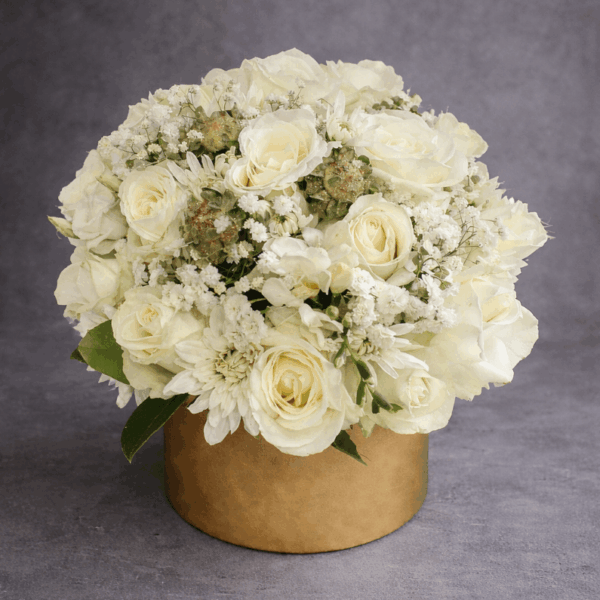 aranžman sa belim ružama flower box dostava Beograd