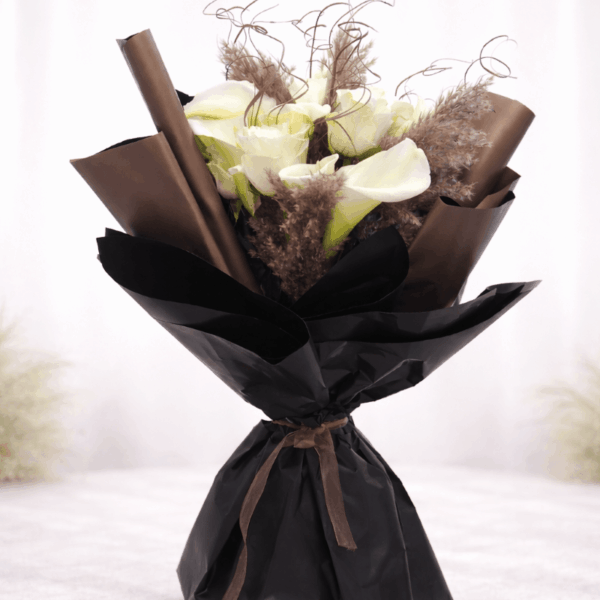 buket kala i ruža sa pampas travom u crnom pakovanju