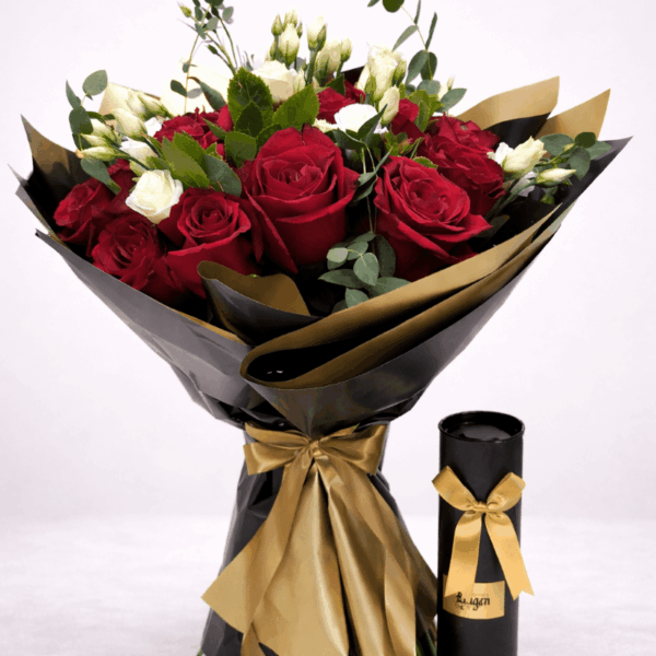 buket crvenih ruža sa eugen čokoladama u crno zlatnom pakovanju
