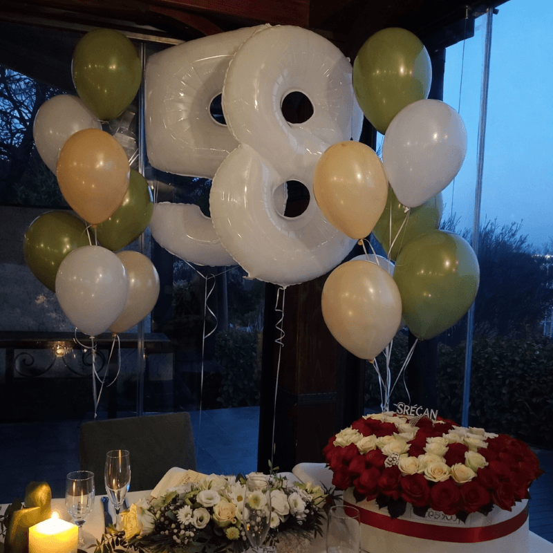 dekoracija rođendana sa balonima i cvetnim aranžmanima na stolu