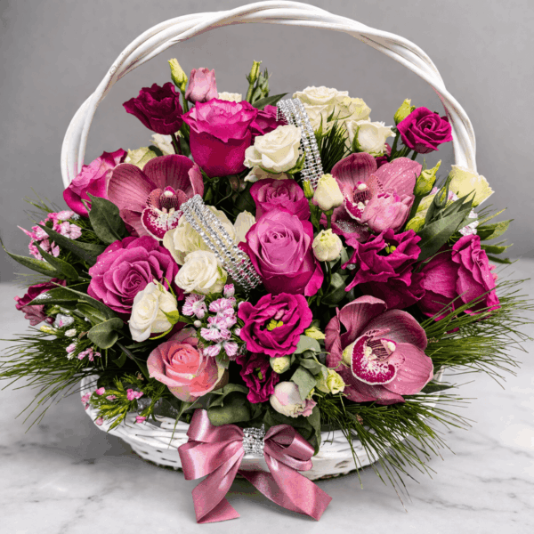 cvetni aranžman u pletenoj korpi sa ružama i orhidejama u roze tonovima