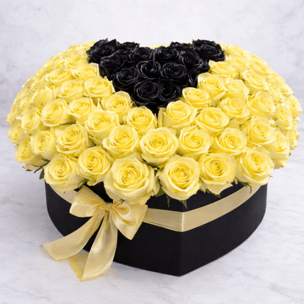 101 ruža u boksu sa srcem od crnih ruža u sredini