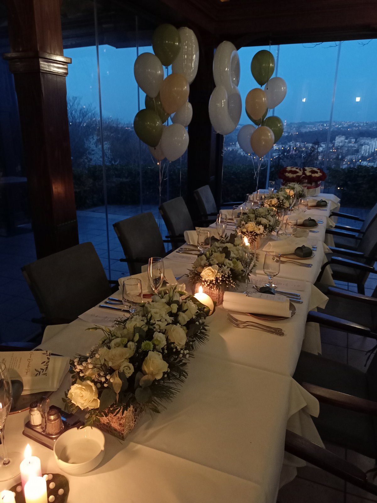 dekoracija rođendana sa balonima i cvetnim aranžmanima na stolu