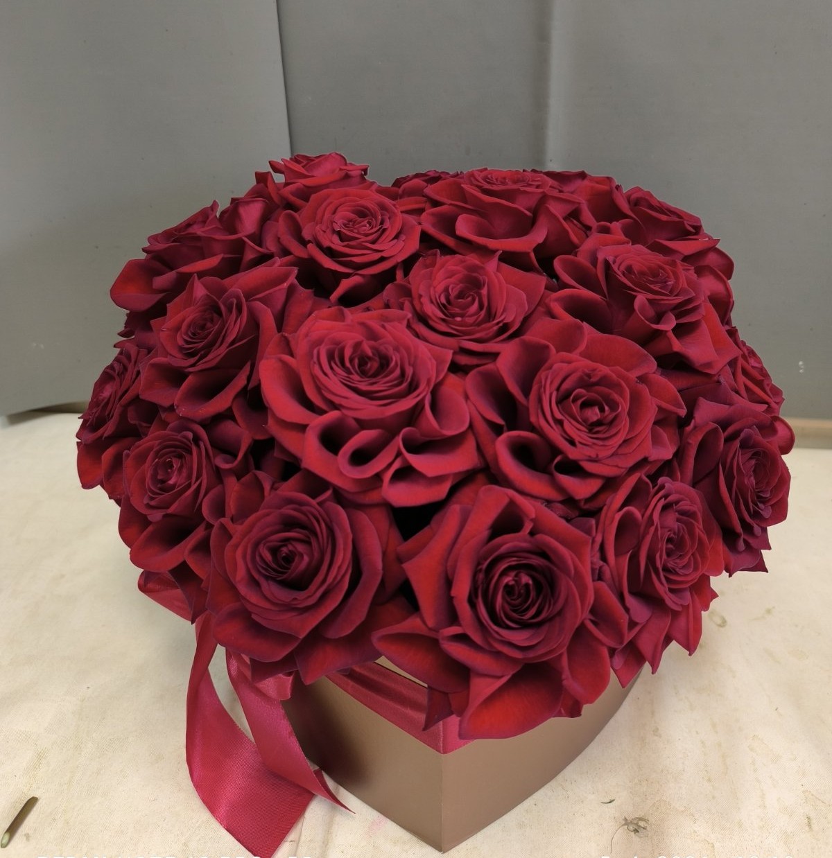 25 crvenih ruža u boksu u obliku srca dostava Beograd