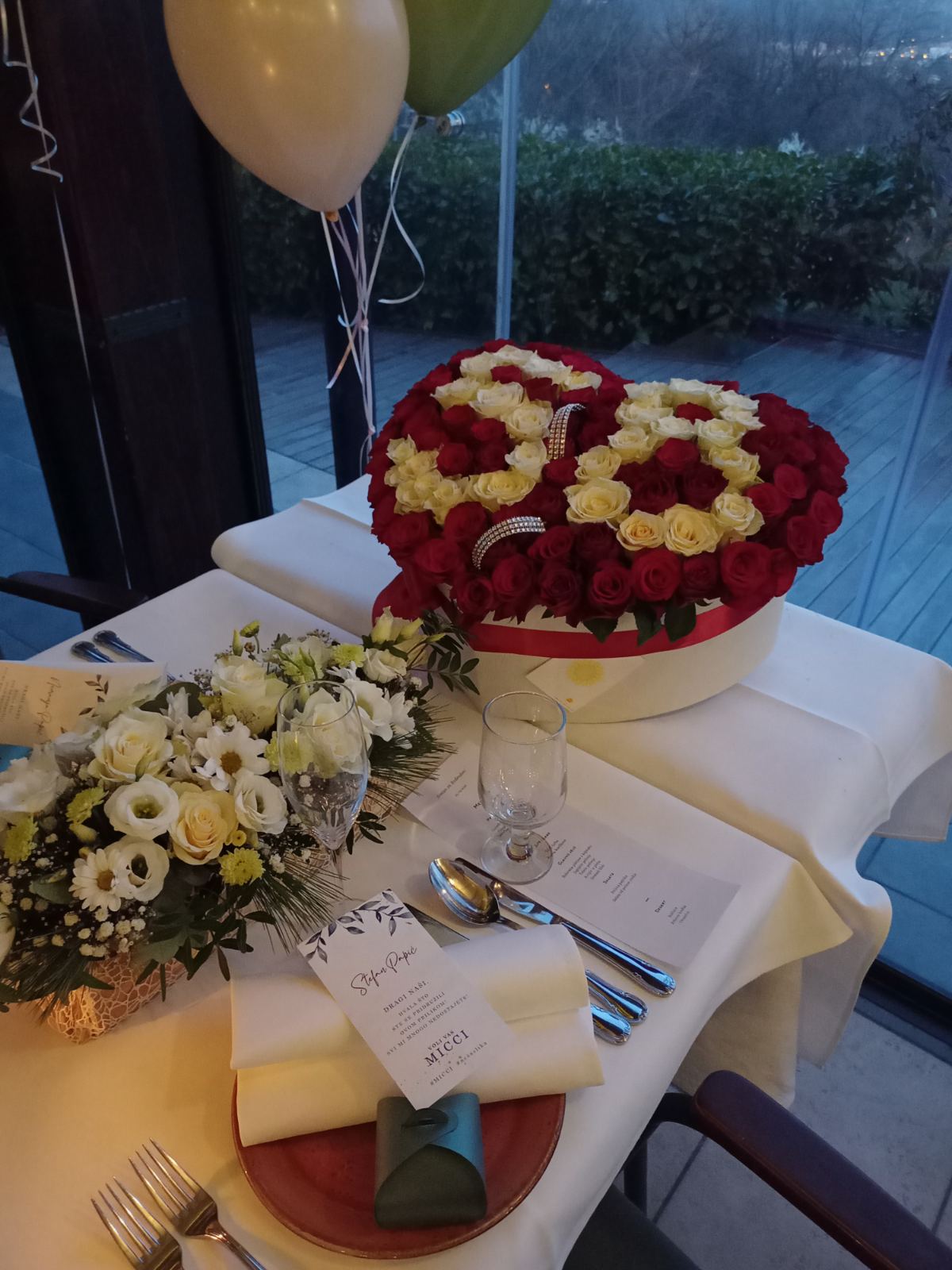 dekoracija rođendana sa balonima i cvetnim aranžmanima na stolu