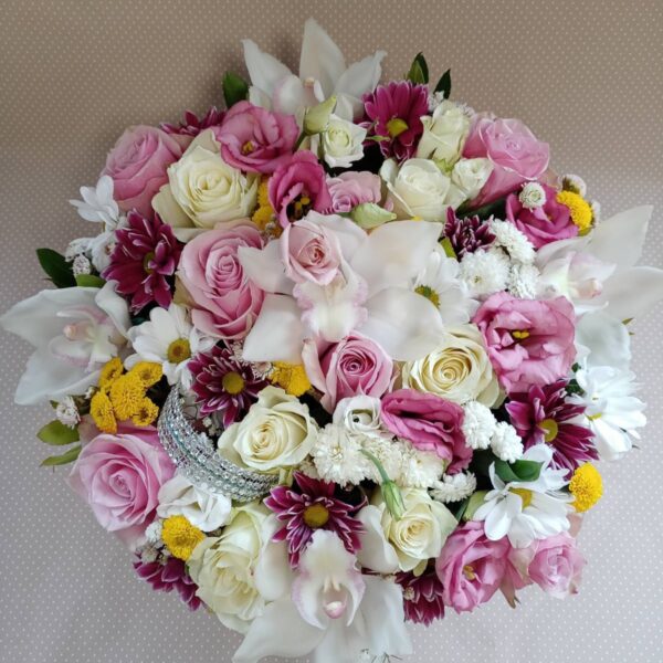 cvetni aranžman sa ružama i orhidejama u pastelnim bojama