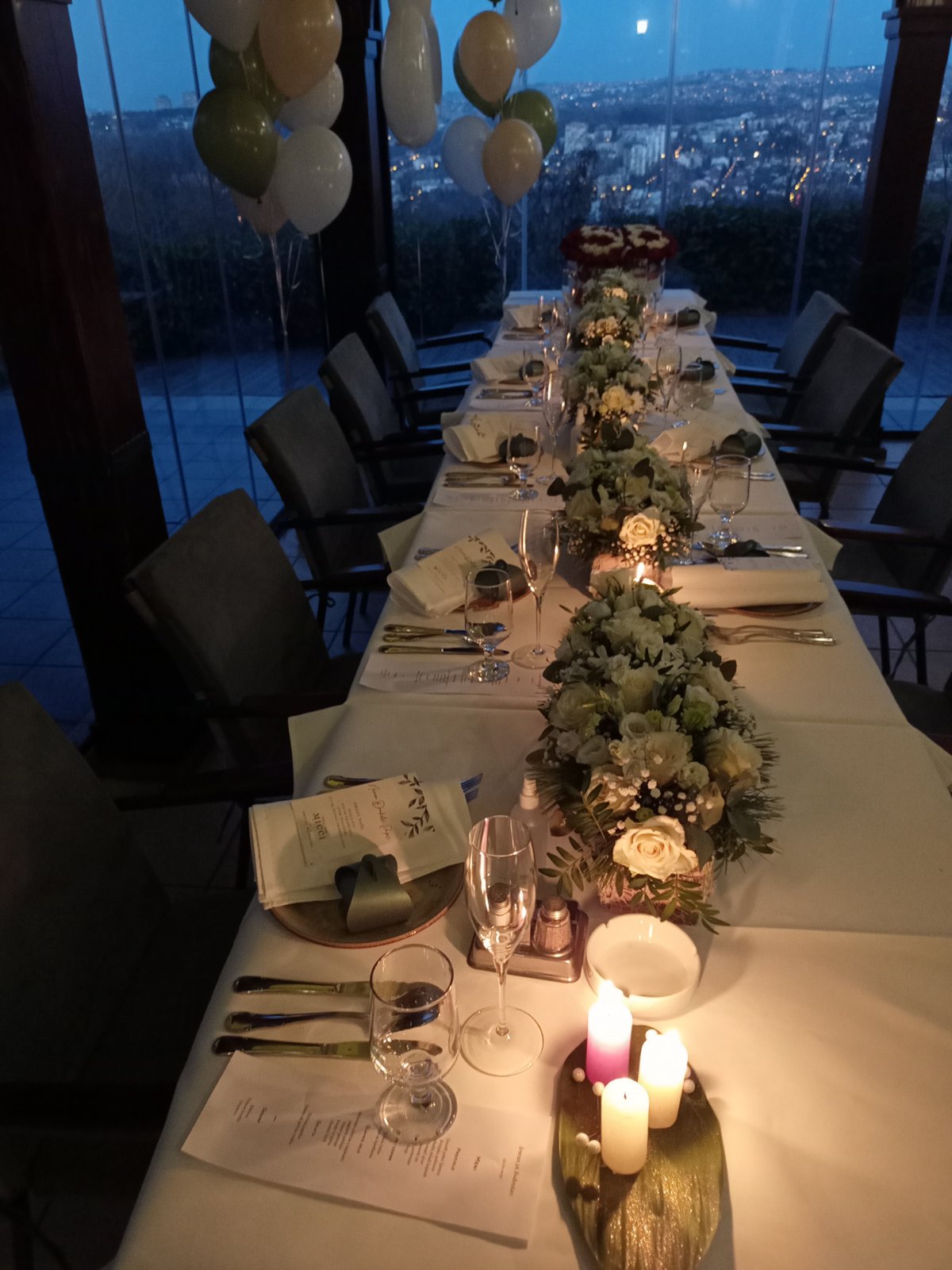 dekoracija rođendana sa balonima i cvetnim aranžmanima na stolu