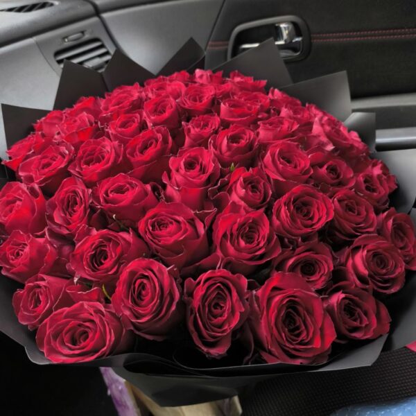 buket od 51 crvene ruže u crnom papiru luksuzni aranžman