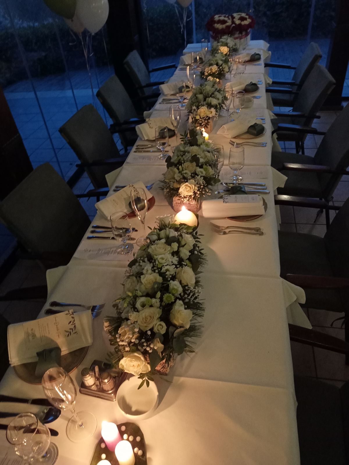 dekoracija rođendana sa balonima i cvetnim aranžmanima na stolu