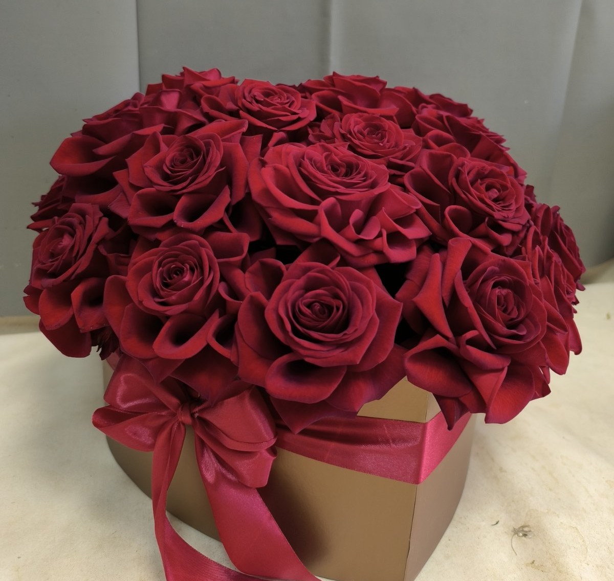 25 crvenih ruža u boksu u obliku srca dostava Beograd