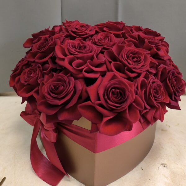 25 crvenih ruža u boksu u obliku srca dostava Beograd