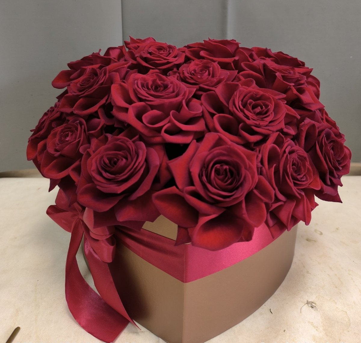 25 crvenih ruža u boksu u obliku srca dostava Beograd