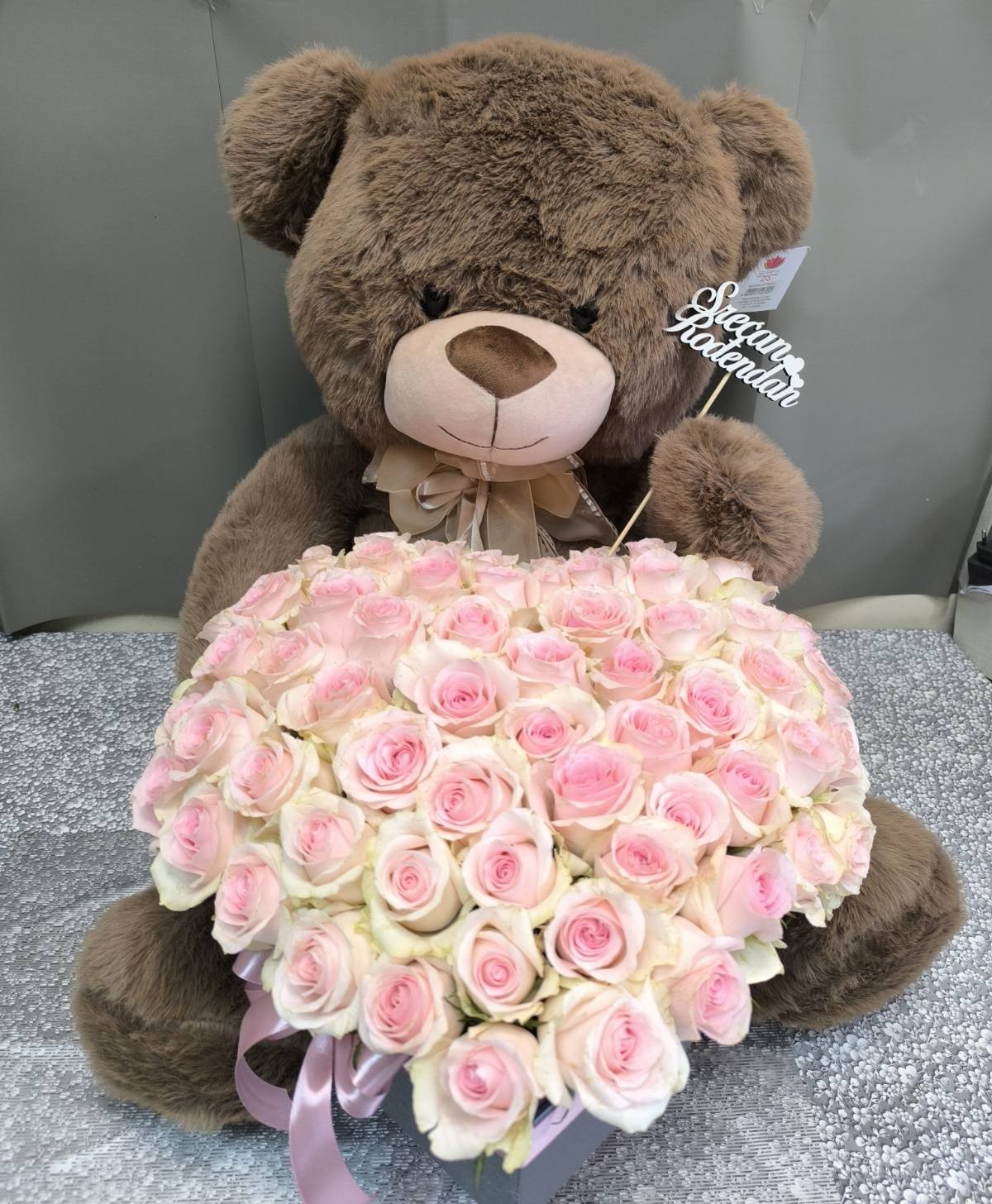 51 ruža u kutiji sa plišanim medom romantičan poklon