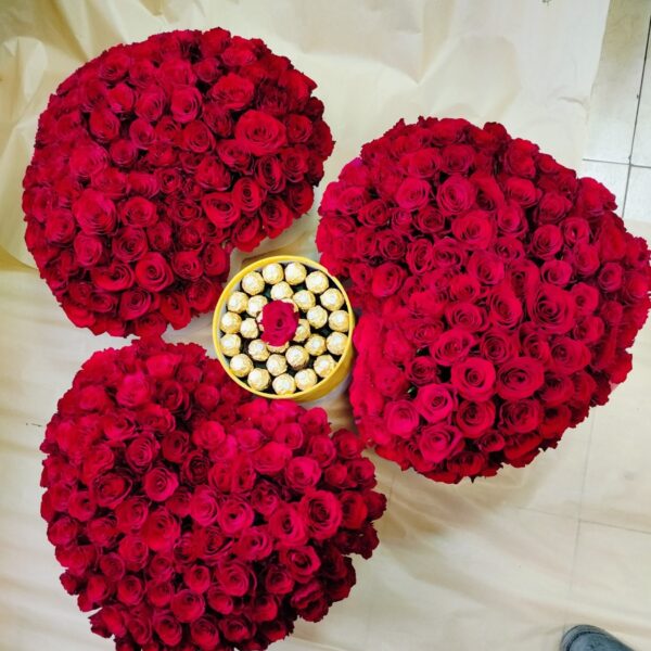 301 crvena ruža sa ferrero luksuzni buket u obliku cveta