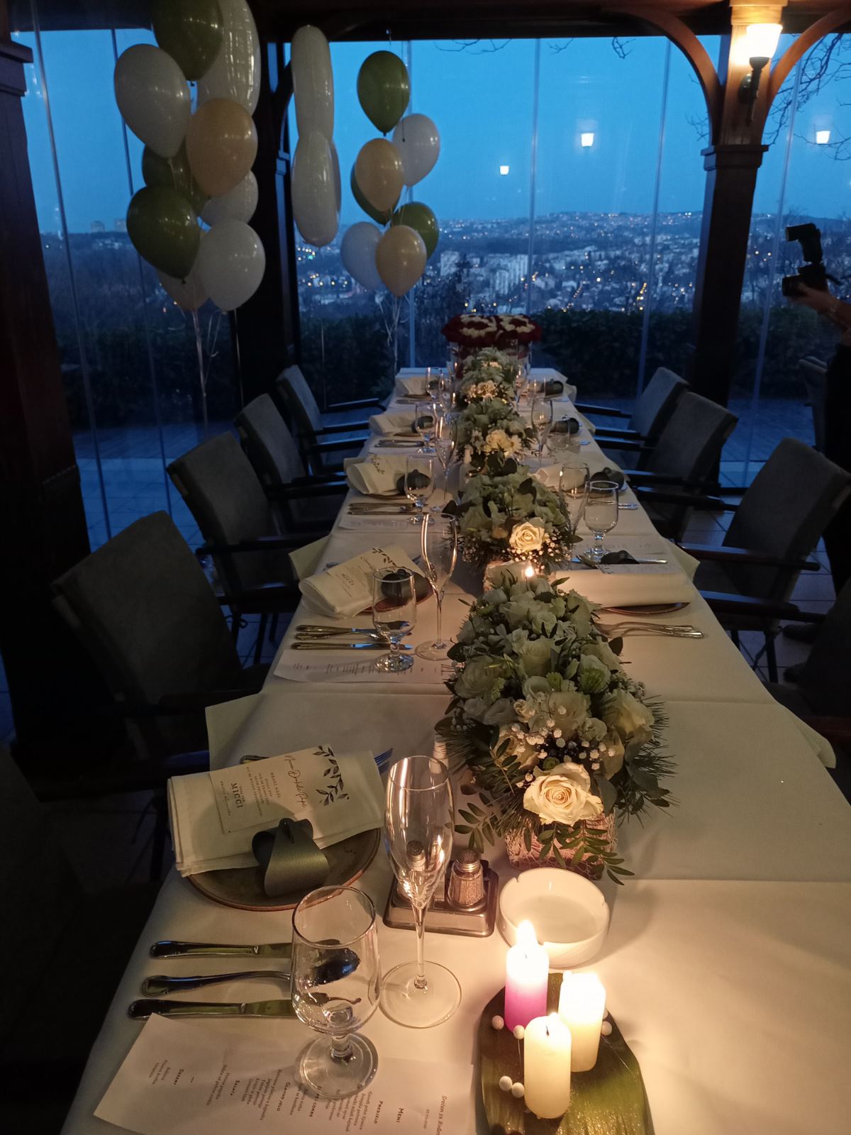 dekoracija rođendana sa balonima i cvetnim aranžmanima na stolu