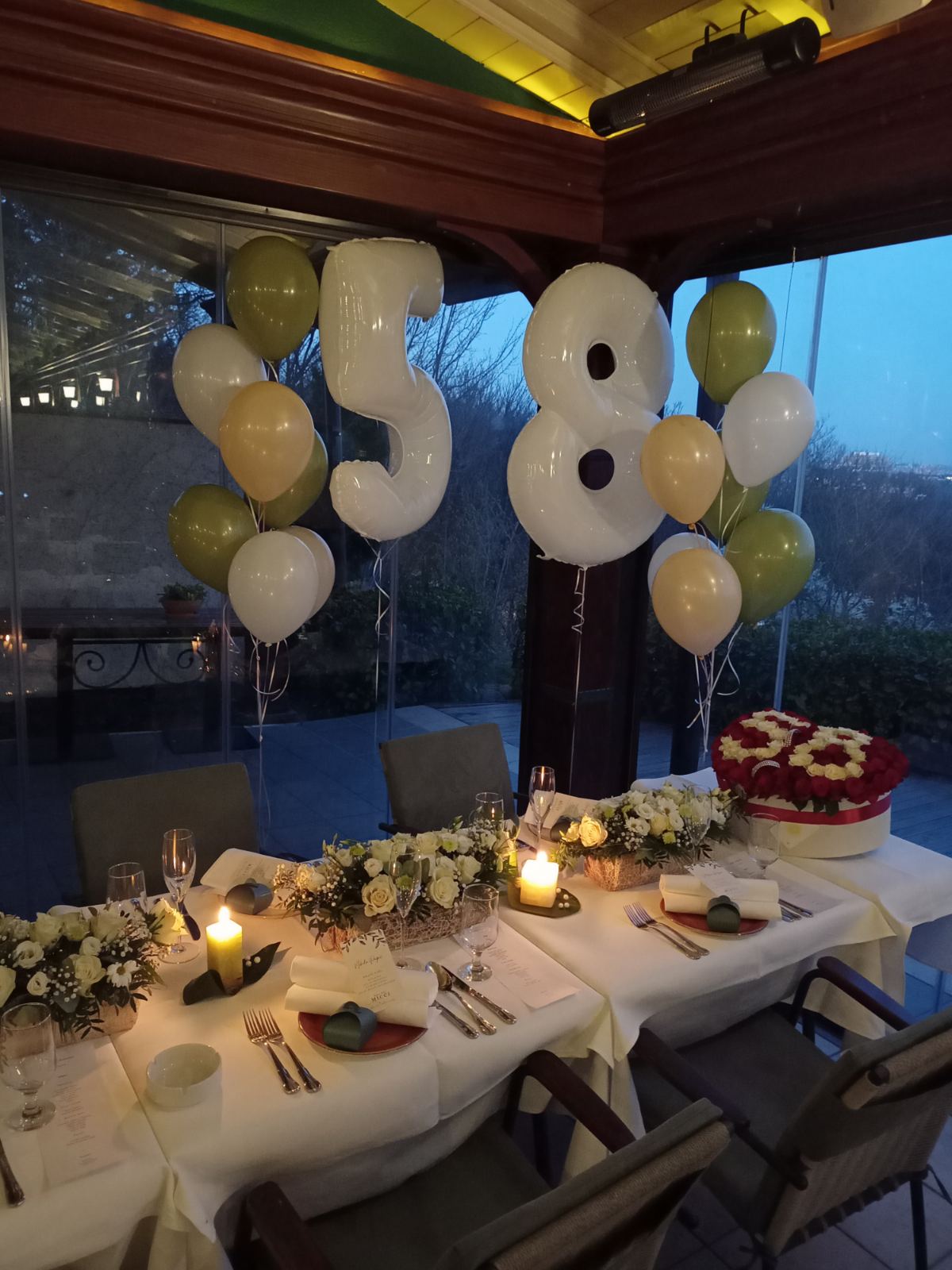 dekoracija rođendana sa balonima i cvetnim aranžmanima na stolu
