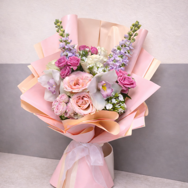 pastelni buket sa ružama, orhidejama i dekorativnim cvećem u elegantnom pakovanju