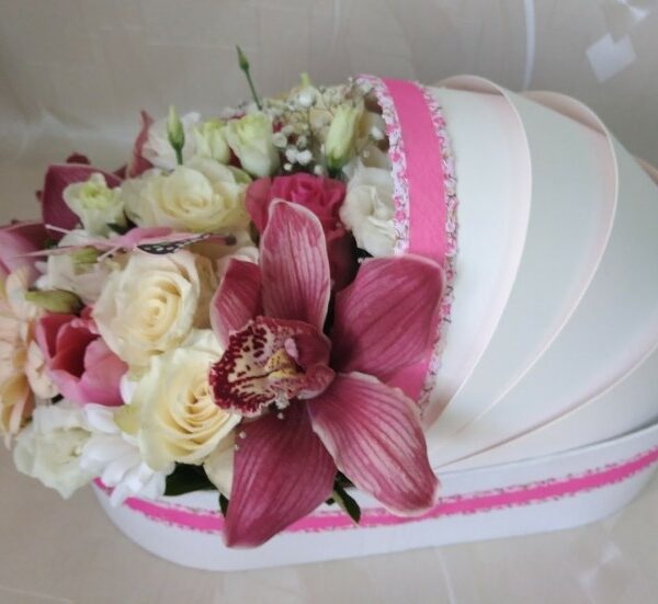 aranžman za rođenje bebe flower box ruže orhideje dostava Beograd