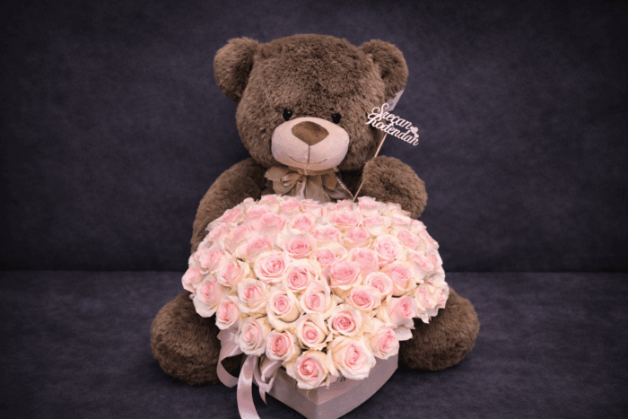 51 ruža u kutiji sa plišanim medom romantičan poklon